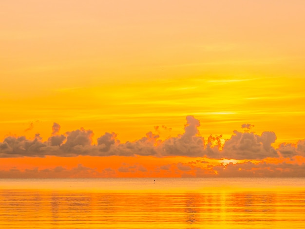 Hermoso Paisaje De Mar Y Playa Tropical Con Nubes Y Cielo Al Amanecer O Atardecer Foto Gratis