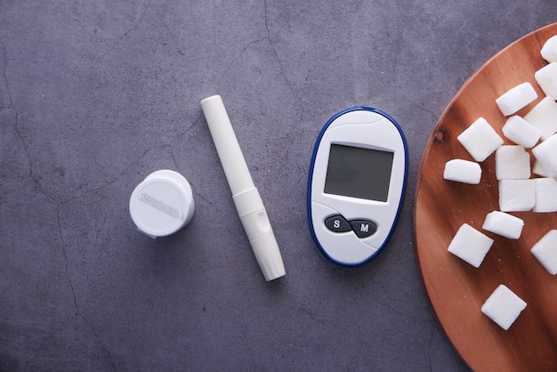 Herramientas de medición para diabéticos y terrón de azúcar ob fondo ...