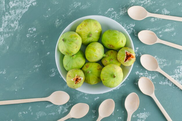 Higos Verdes En Un Plato Con Cucharas De Madera Planas En Una Pared De