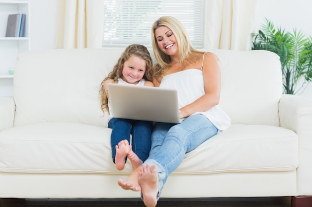 Hija Y Madre Descansando En El Sofá Con La Computadora Portátil Foto Premium 