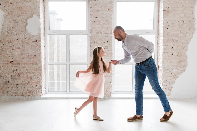 Hija Y Pap Bailando El D A Del Padre Foto Premium