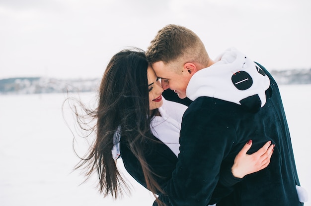 Historia De Amor De Invierno Una Hermosa Joven Pareja En Trajes De