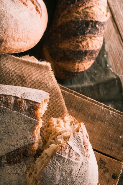 Hogaza de pan cortado por la mitad | Foto Gratis