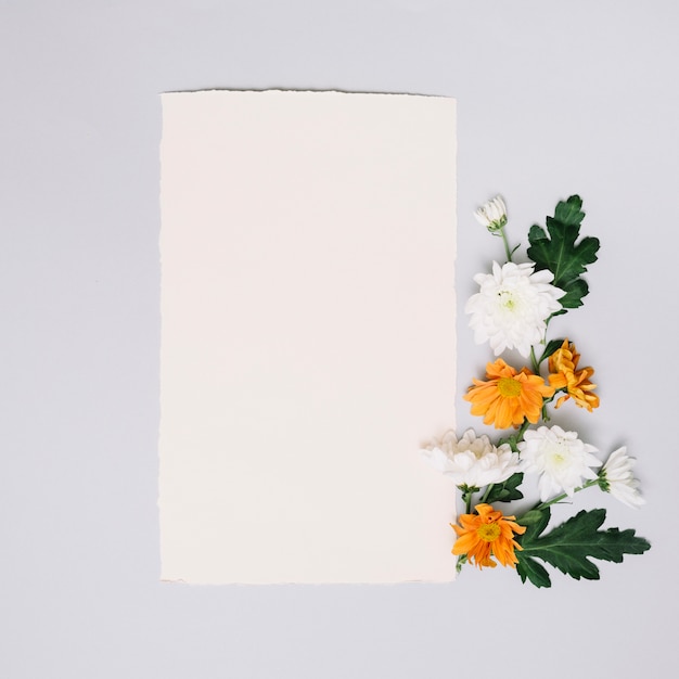 Hoja De Papel Con Pequenas Flores Brillantes En Mesa Foto Gratis