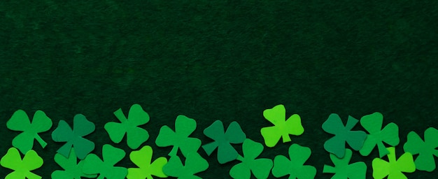 Hojas De Trebol Cortadas De Papel De Colores Fondo De Pantalla Para El Dia De San Patricio El Trebol Es Un Simbolo De Buena Suerte Foto Premium