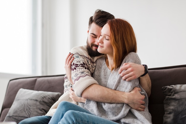 Hombre Abrazando A Su Novia En La Sala De Estar Foto Gratis 