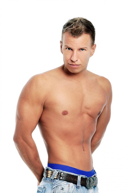 Hombre adulto sin camisa posando en studio Foto gratis