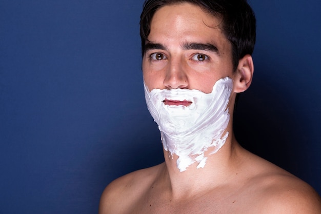 Hombre adulto con crema de afeitar en la cara | Foto Gratis