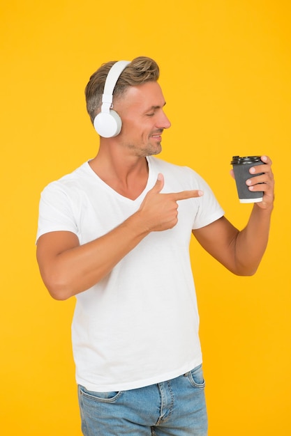 Hombre Sin Afeitar Escucha Música Y Señala Con El Dedo índice A La Taza De Café Para Llevar 0661