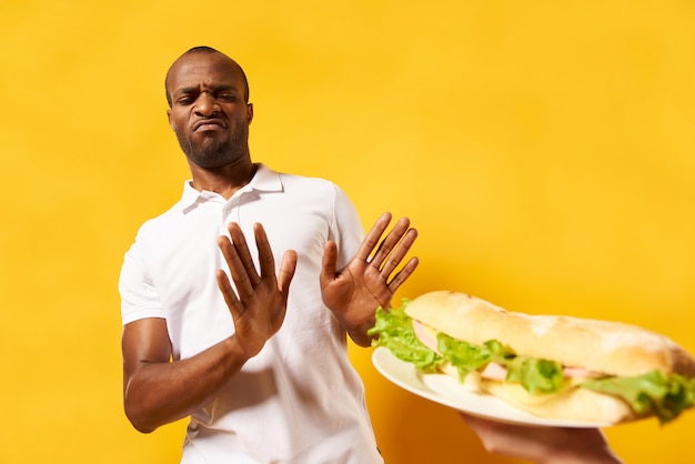 Hombre Afroamericano Se Niega Gran Bocadillo Grande Foto Premium