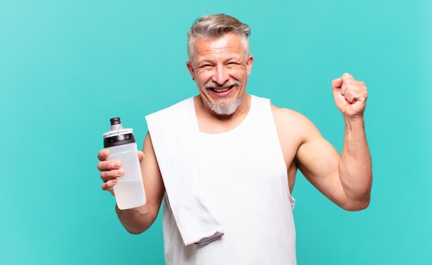 Hombre Atleta Senior Que Se Siente Sorprendido Emocionado Y Feliz