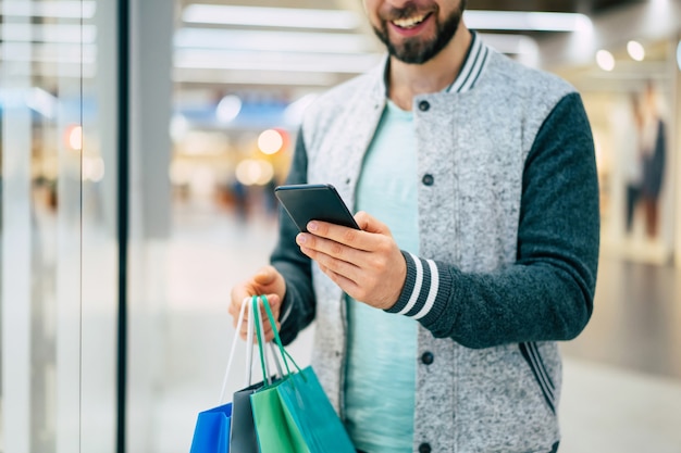 Hombre Barbudo Con Estilo Joven Sonriente Hermoso Con Bolsas De Compras