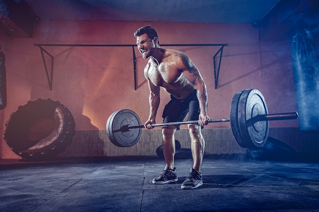 Hombre Barbudo Musculoso Trabajando En El Gimnasio Haciendo Ejercicios Fuertes Abdominales