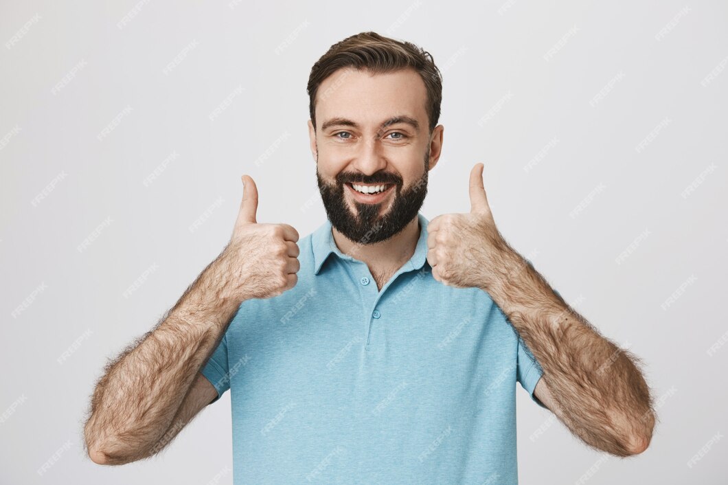 Hombre Barbudo Sonriente Satisfecho Mostrando Pulgar Hacia Arriba En Aprobación Foto Gratis 