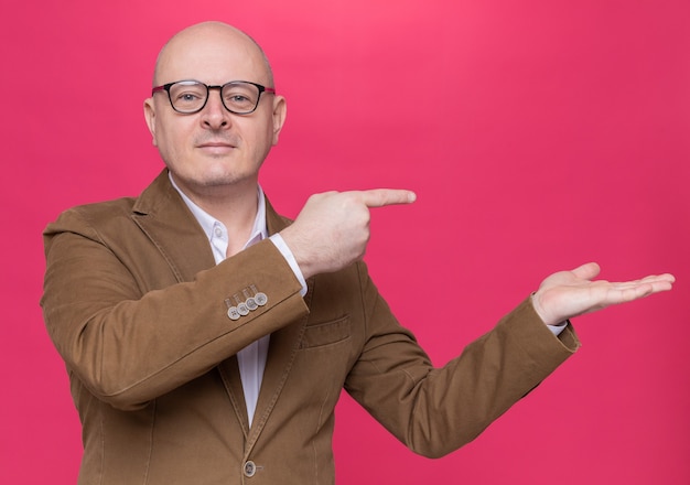 Hombre Calvo De Mediana Edad En Traje Con Gafas Mirando Al Frente