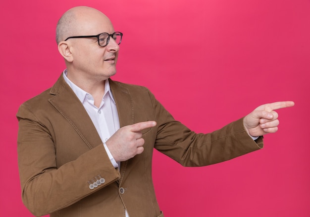 Hombre Calvo De Mediana Edad En Traje Con Gafas Mirando A Un Lado