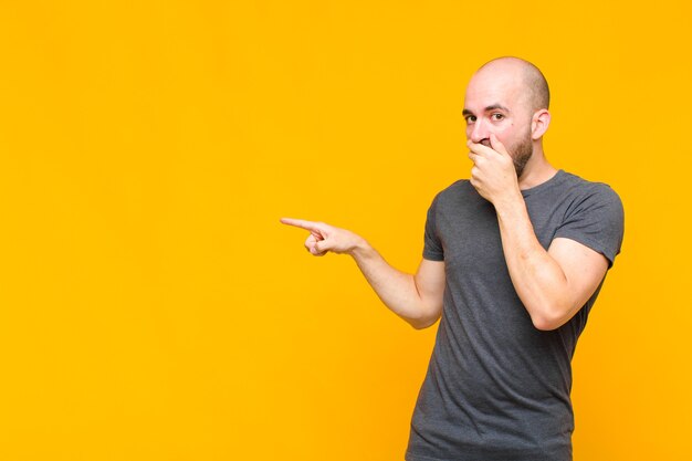 Hombre Calvo Que Se Siente Feliz Conmocionado Y Sorprendido Cubriendo