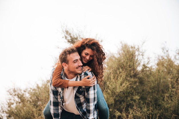 Hombre Cargando Novia En Su Espalda Foto Gratis 7534