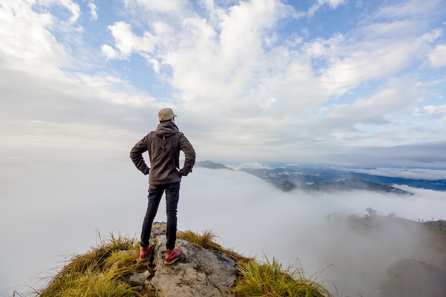 Hombre En La Cima De La Montaña Foto Premium