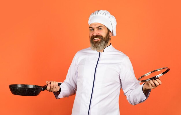 Hombre Cocinero Feliz Sostenga La Sartén Chef En Sopa De Cocina Uniforme Cocina De Restaurante 3503