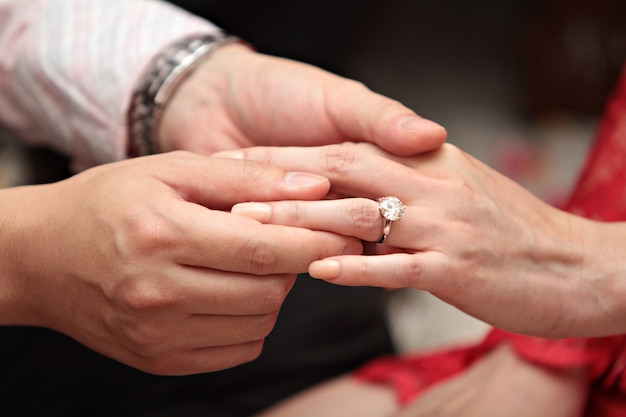 Hombre Dando Un Anillo De Compromiso A Su Novia Foto Premium