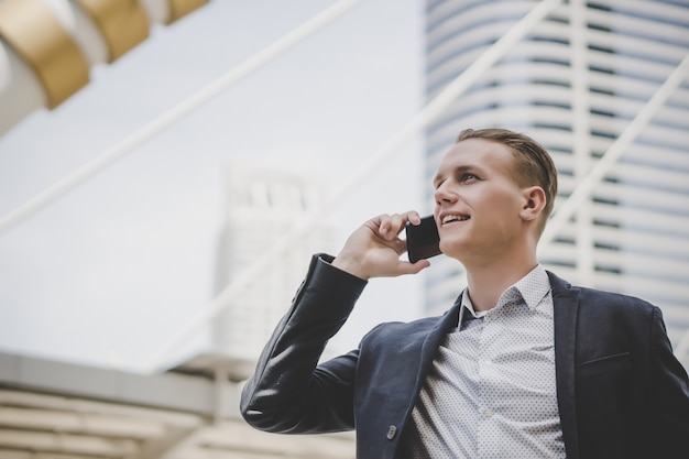 Hombre De Negocios Hablando Por Teléfono Celular Cerca Del Centro De Negocios Descargar Fotos 9887