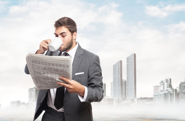 Hombre de negocios leyendo el periódico Foto Gratis