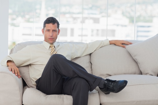 Hombre De Negocios Serio Posando Sentado En El Sofá Descargar Fotos Premium 