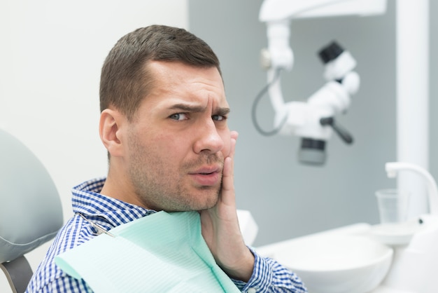 Hombre en el dentista | Foto Gratis