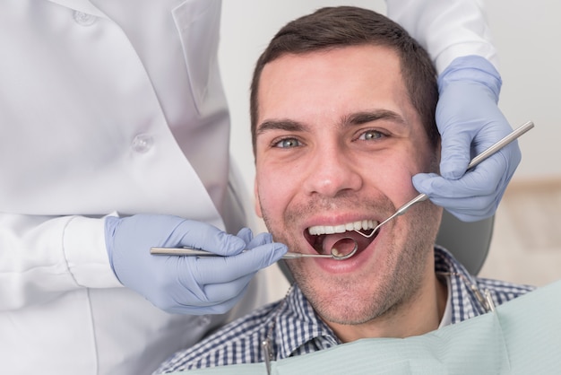 Hombre en el dentista | Foto Gratis