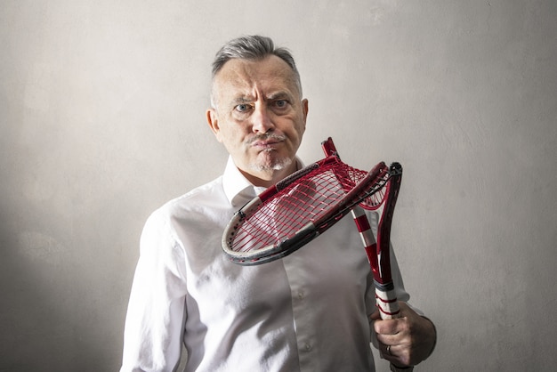 Hombre Desanimado Mirando Su Raqueta De Tenis Rota Foto Premium