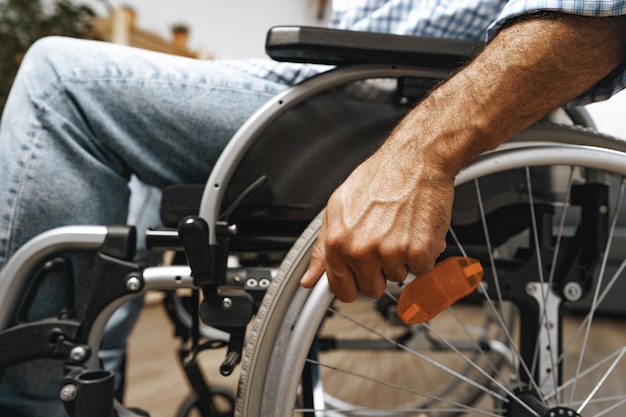 Hombre Discapacitado Irreconocible Sentado En Una Silla De Ruedas