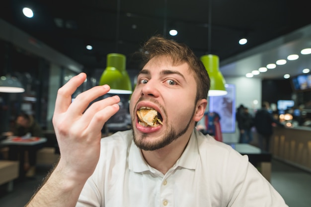 Hombre Divertido Con La Boca Llena De Comida Hombre Hambriento Tiene Una Boca Llena De Comida 1600