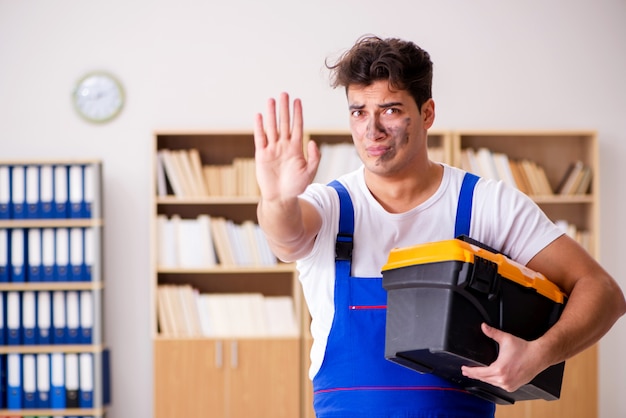 Hombre Divertido Haciendo Reparaciones Electricas En Casa Foto Premium