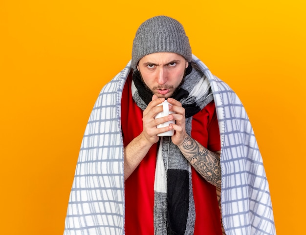 Hombre Enfermo Cauc Sico Joven Disgustado Vestido Con Gorro De Invierno