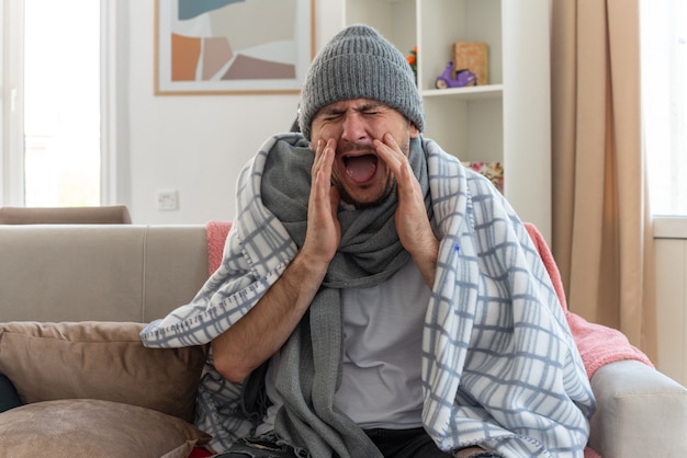 Hombre Enfermo Disgustado Con Bufanda Alrededor Del Cuello Con Gorro De