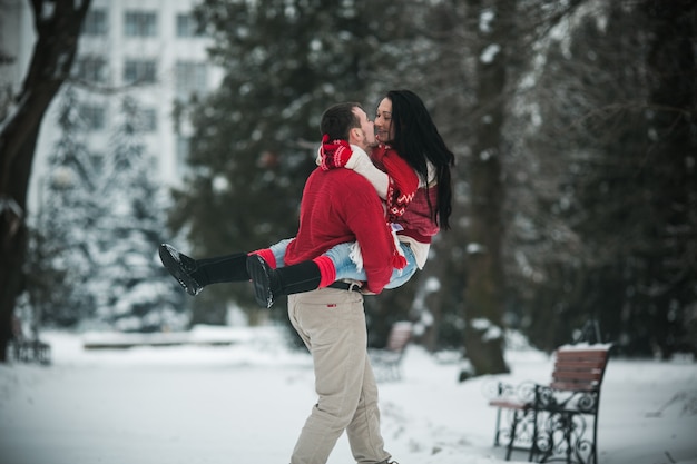 Hombre equitación mujer manos parque Foto Gratis