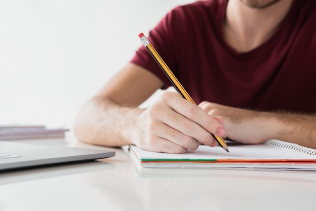 Hombre Escribiendo En Su Bloc De Notas Con L Piz Foto Premium