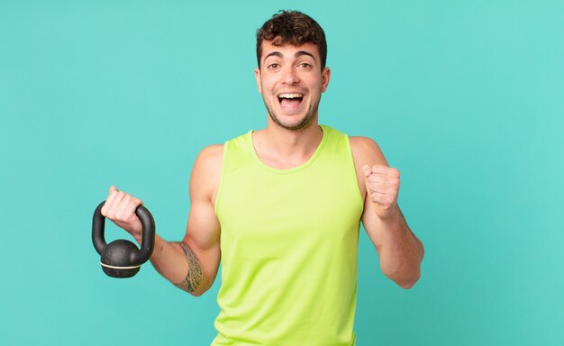 Hombre De Fitness Que Se Siente Sorprendido Emocionado Y Feliz Riendo