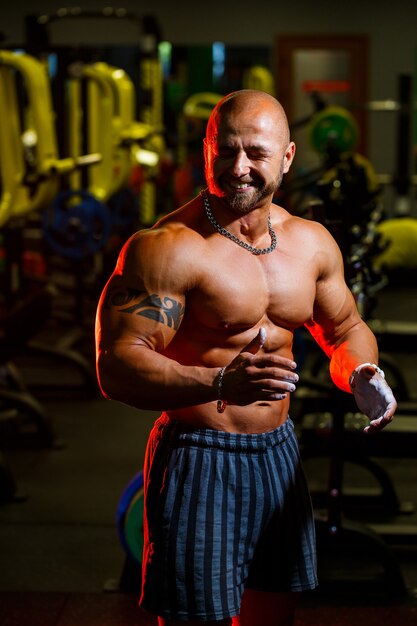 Hombre Fuerte Guapo Deportivo Posando En El Fondo Del Gimnasio Un