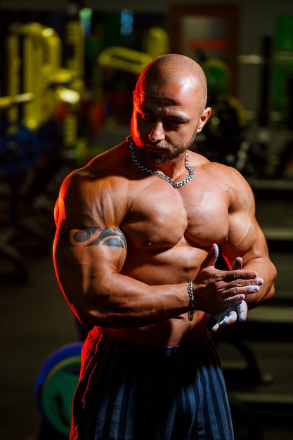 Hombre Fuerte Guapo Deportivo Posando En El Fondo Del Gimnasio Un