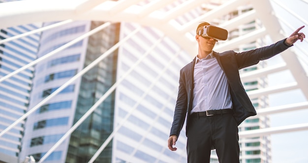 Hombre Con Gafas De Realidad Virtual Concepto Simulación De Negocios Foto Premium 