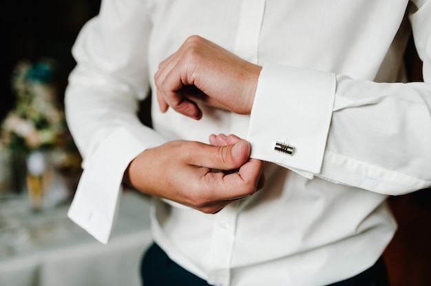 Hombre Guapo Abotonarse Gemelos En Camisa Blanca Elegante Gemelo Masculino De Oro Para Novio Manana De Preparacion De La Boda Del Novio Foto Premium