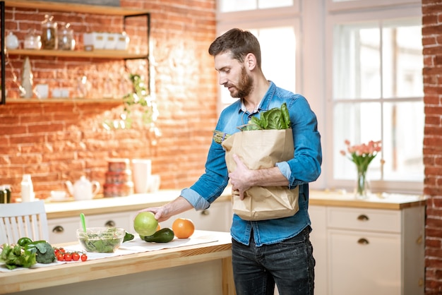 Hombre Guapo Con Camisa Azul Desembalaje De Alimentos Saludables De La