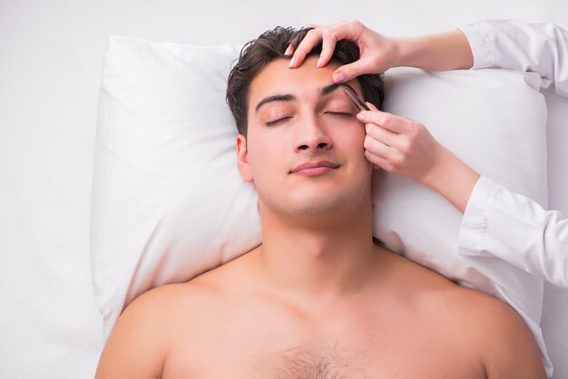 Hombre guapo en concepto de masaje spa Foto Premium