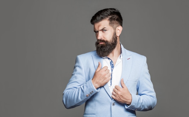 Hombre Guapo Elegante En Traje Apuesto Hombre De Negocios Barbudo En