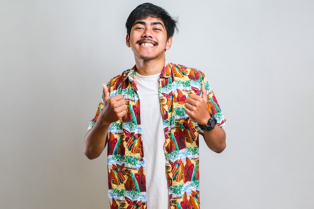 Hombre Guapo Joven Con Camisa Casual Sobre Fondo Blanco Aprobando Hacer