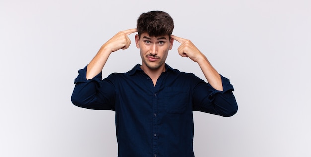 Hombre Guapo Joven Con Una Mirada Seria Y Concentrada Haciendo Una