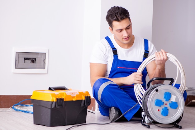 Hombre Haciendo Reparaciones Electricas En Casa Foto Premium