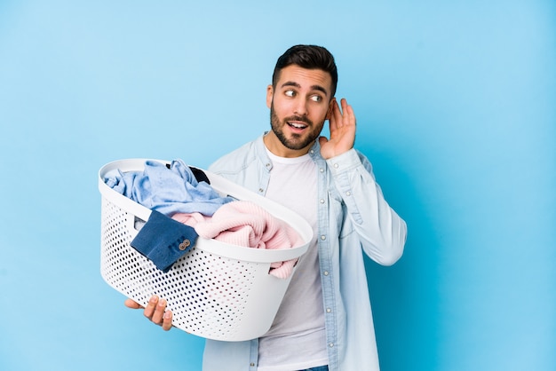 Hombre Hermoso Joven Que Lava La Ropa Aislada Que Intenta Escuchar Un Chisme Foto Premium